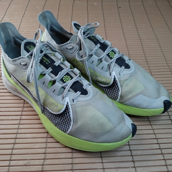 Nike Zoom Gravity Grey Fog Volt Running Shoe BQ3202-011 Men's Size 10.5 311pm - Picture 2 of 11